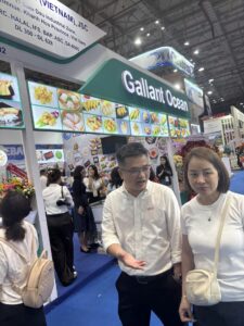Đội ngũ Robolinks tham quan gian hàng Gallant Ocean tại Vietfish 2026