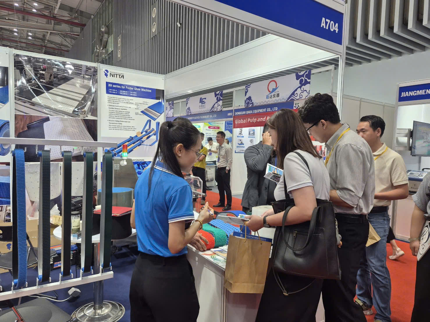 Khách tham quan tìm hiểu băng tải Nitta tại VietnamPrintPack 2026