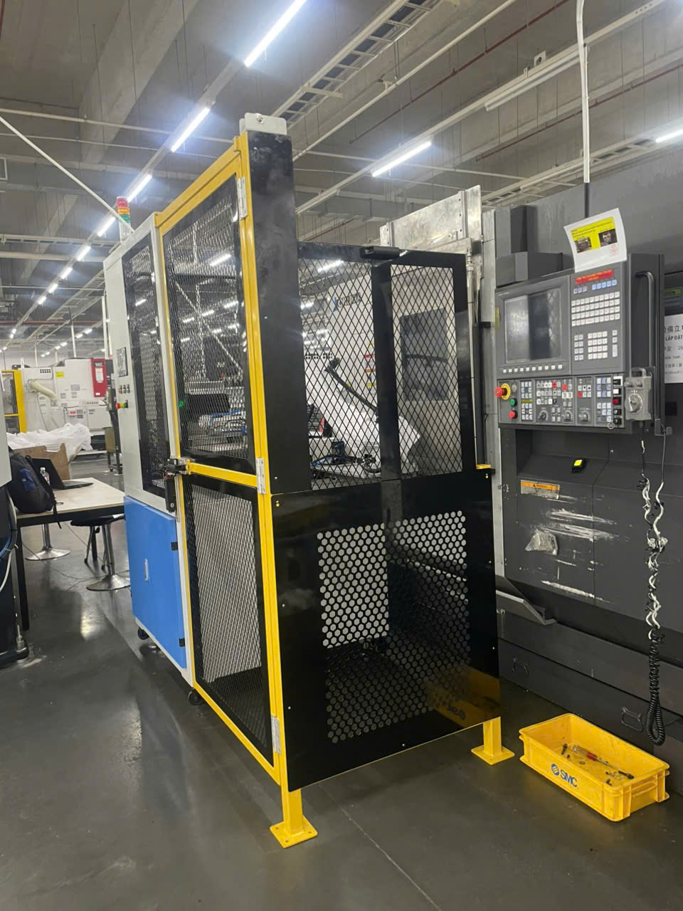 Cụm robot lấy phôi máy Okuma nhìn từ bên cạnh